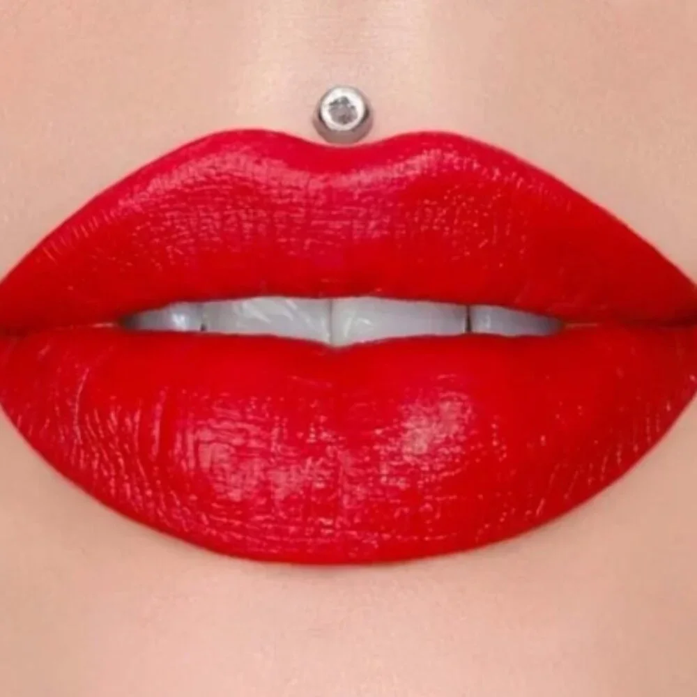 NEW IN BOX * Jeffree Star Velvet Trap Lipstick‎ in Cherry Wet